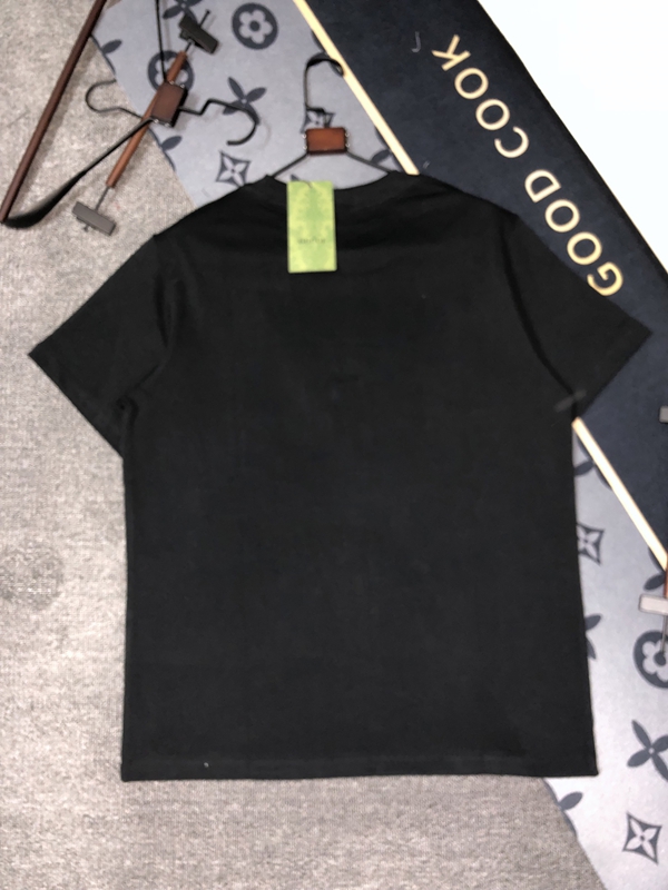 ブランドTシャツ着用イメージ